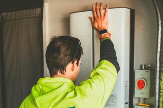 Kutil dal do garáže 79kWh Tesla baterii, dům mu napájela rok